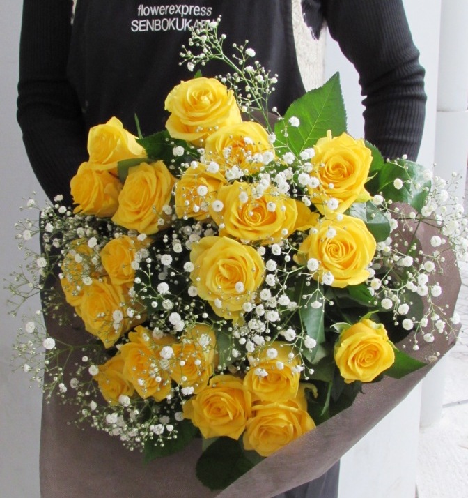 Electric Yellow-黄色いバラとかすみ草の花束