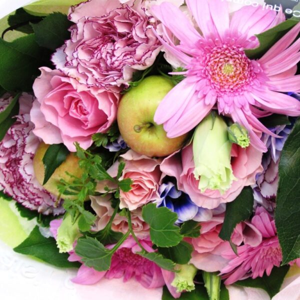 季節のお花たっぷりデザイナーにおまかせラウンドブーケ Florist's Choice Posy