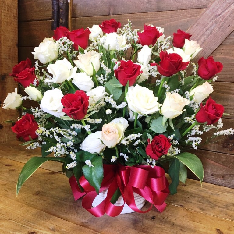 Omedeto-赤い薔薇と白い薔薇の豪華なアレンジメント