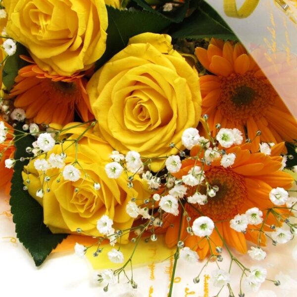 黄色オレンジ系の薔薇とガーベラの花束