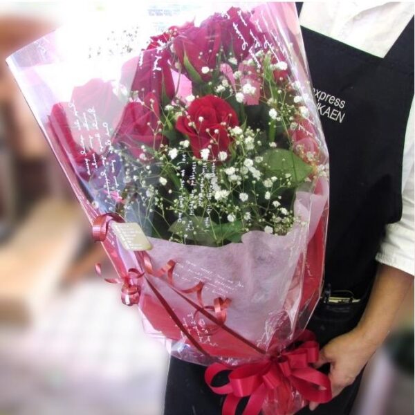 赤い薔薇とかすみ草の花束 お誕生日 Flowerexpress Com